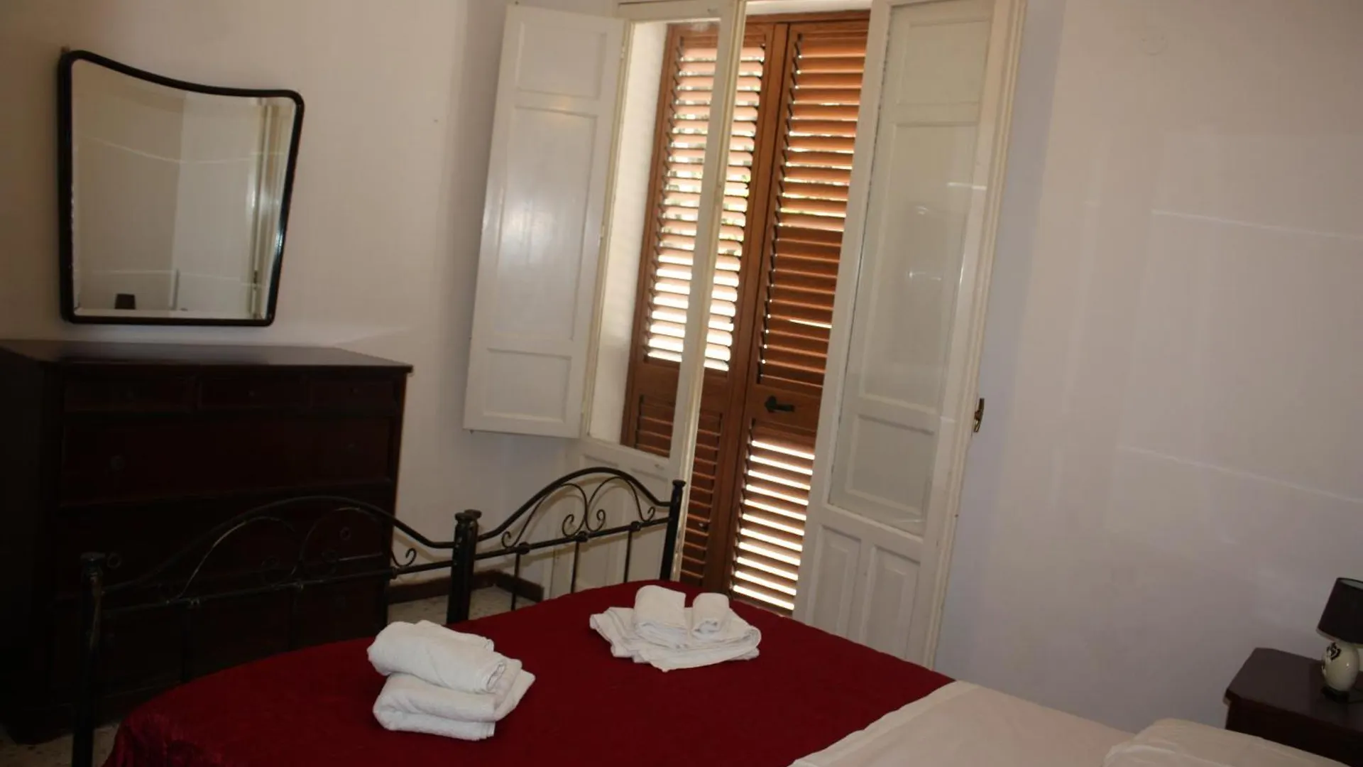 Villa Con Pineta Tra Paese E Mare Favignana 0*,  İtalya