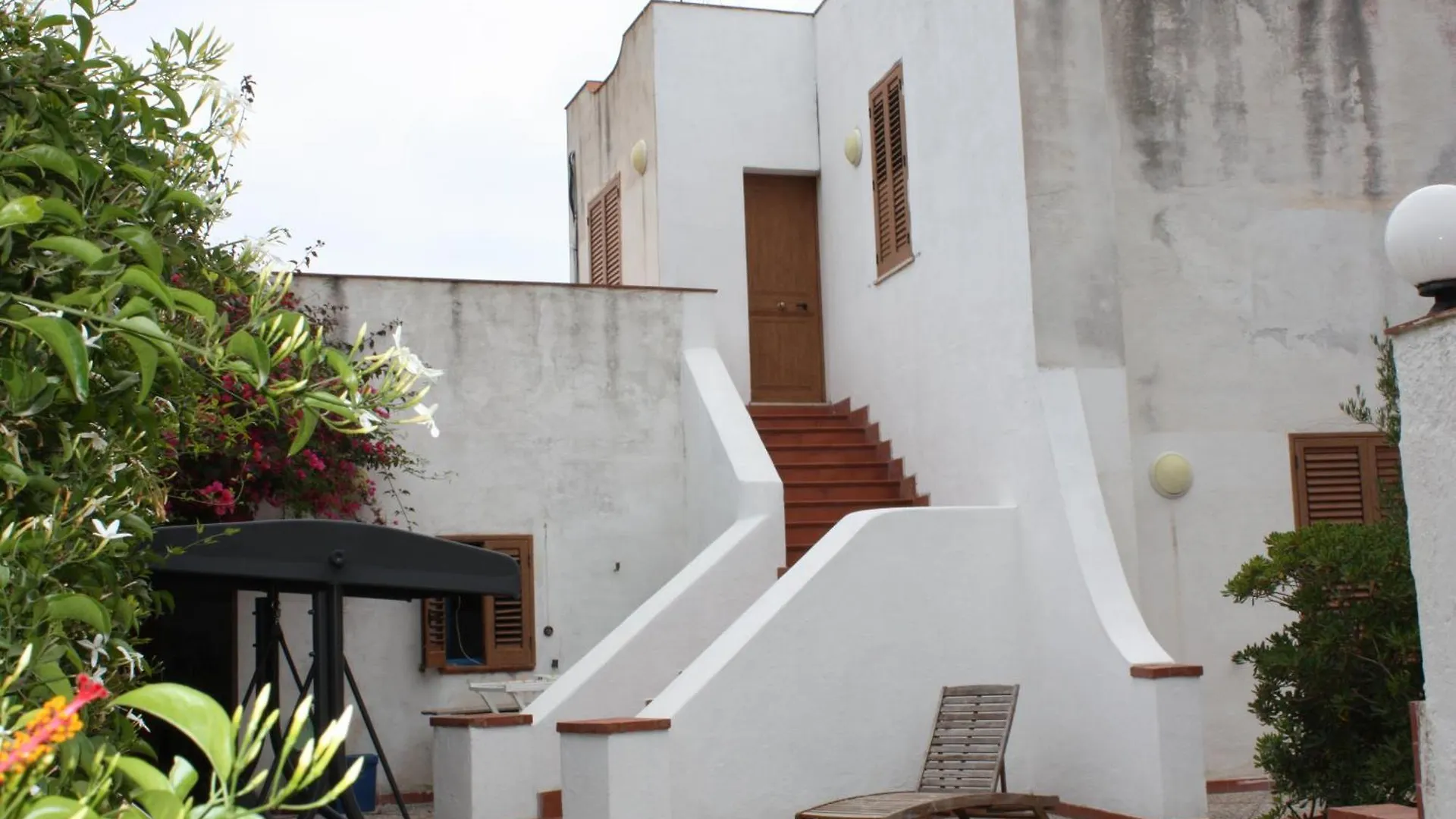Villa Con Pineta Tra Paese E Mare Favignana Tatil Evi